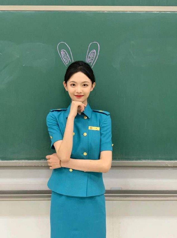 上海清纯学姐，上海高端外围，在上海参加社交活动