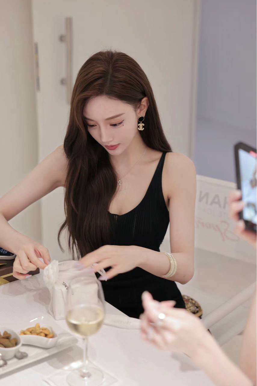 上海九头身纯欲风御姐，上海女性陪吃，上海兴趣群